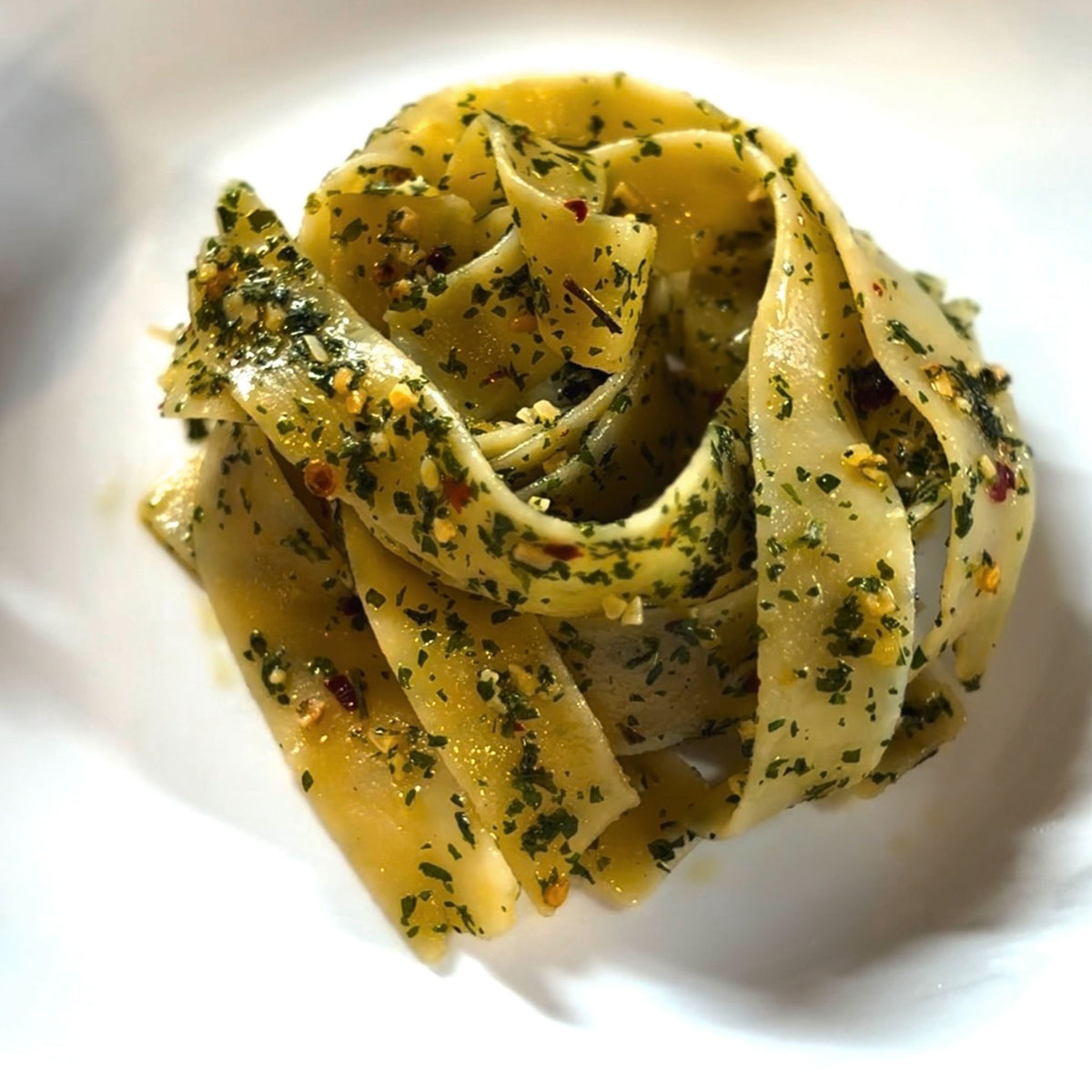 Aglio e Olio pasta made with Pastacraft pasta sauce starter - Close-up of Aglio e Olio pasta made with Pastacraft Organic garlic and olive oil sauce starter